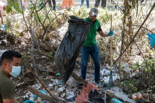 Llama "Pepe" Couttolenc a no tirar basura; pide conciencia tras recolectar miles de toneladas de drenajes
